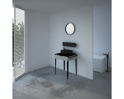 Kúpeľňa s umývadlom, zrkadlom a vaňou v modernom dizajne pre svetlé a priestranné prostredie.