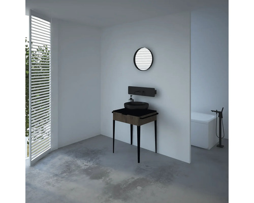 Moderná kúpeľňa s umývadlom, umývadlovou misou, zrkadlom a vaňou