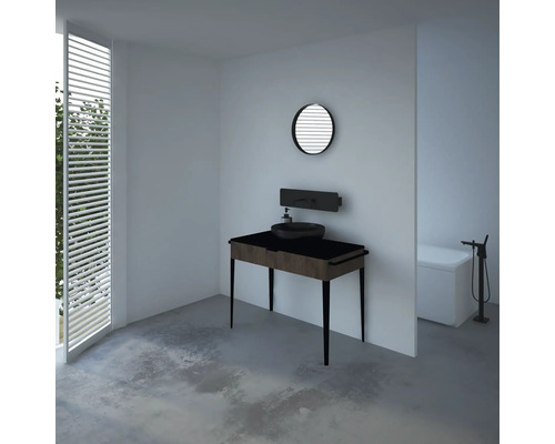 Svetlá kúpeľňa s umývadlom, zrkadlom a vaňou.