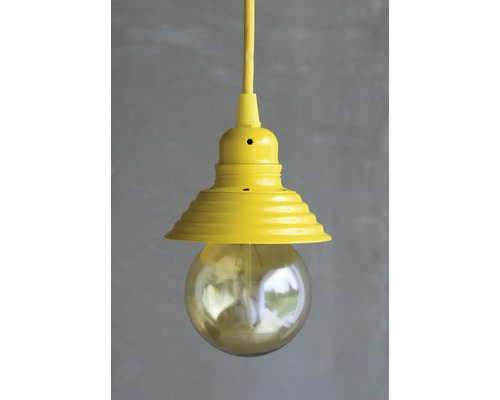 Žltá závesná lampa s tienidlom a žiarovkou