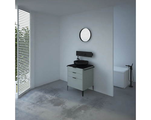 Svetlá kúpeľňa s umývadlovou skrinkou, zrkadlom a vaňou