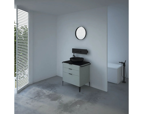 Moderná kúpeľňa s umývadlom, zrkadlom a vaňou