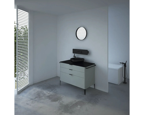 Svetlá kúpeľňa s umývadlom, umývadlovou misou, zrkadlom a vaňou