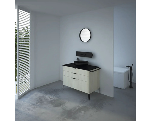 Svetlá kúpeľňa s umývadlom, umývadlom na dosku, zrkadlom a vaňou.