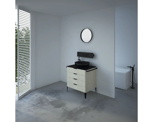 Kúpeľňa s umývadlovou skrinkou, umývadlom na dosku, zrkadlom a vaňou