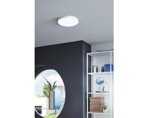 Stropné svietidlo v kúpeľni, s policami a zrkadlom