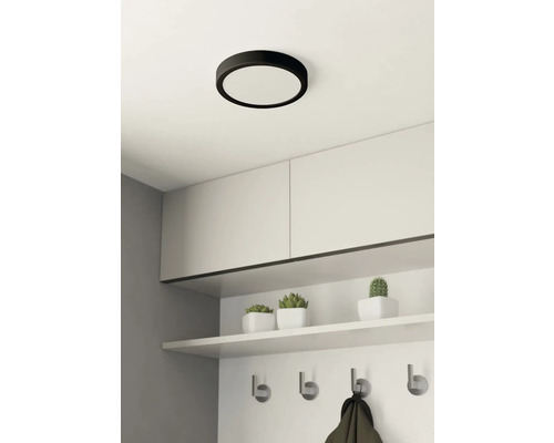 Okrúhle stropné svietidlo nad šatňou s háčikmi a úložným priestorom