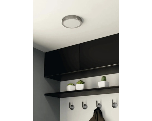 Stropné svietidlo v modernej chodbe s čiernymi skriňami a dekoráciou