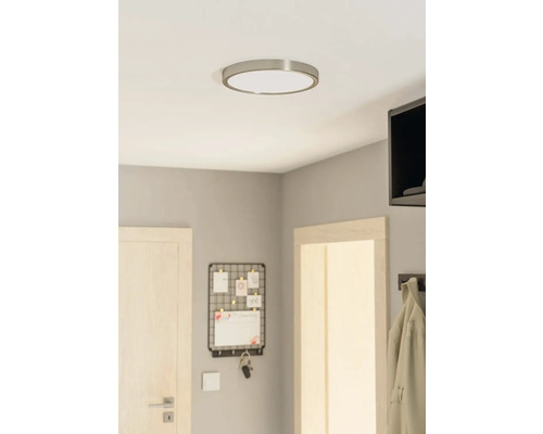 Okruhové stropné svietidlo v chodbe