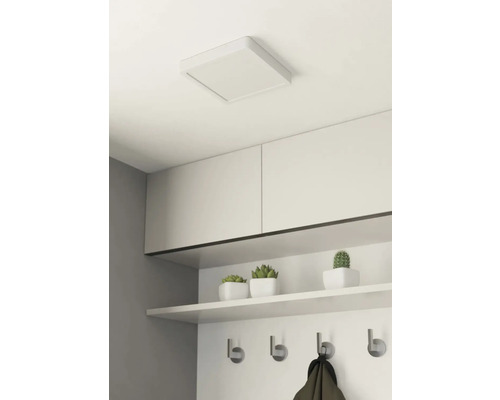 Štvorcové stropné svietidlo v miestnosti s policami a vešiakom.