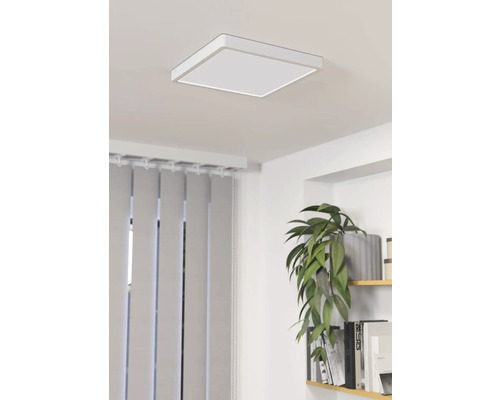 Štvorcové stropné svietidlo v modernom priestore