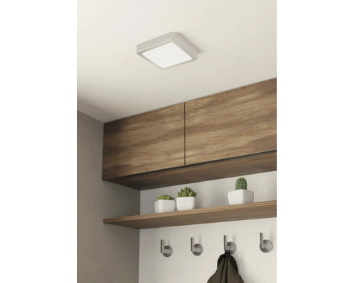 Štvorcové stropné svietidlo nad policami a závesným zariadením