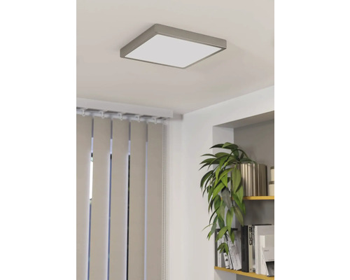 Štvorcové stropné svietidlo v obývacej izbe