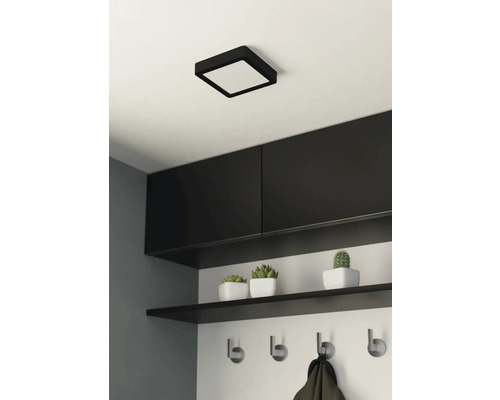 Stropné svietidlo v chodbe so skriňami, policou a vešiakom