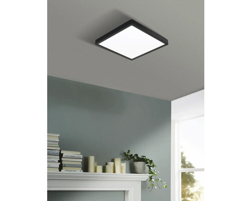 Štvorcové stropné svietidlo v obývacej izbe