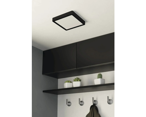 Stropné svietidlo so štvorcovým tvarom a moderná chodba s policami a háčikmi na šaty