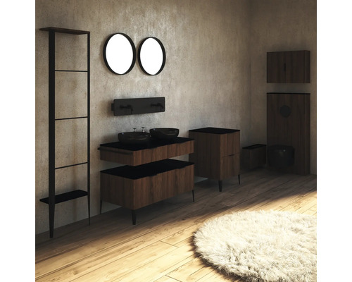 Moderná kúpeľňa s umývadlom, zrkadlami, regálom a toaletou v tmavých odtieňoch.