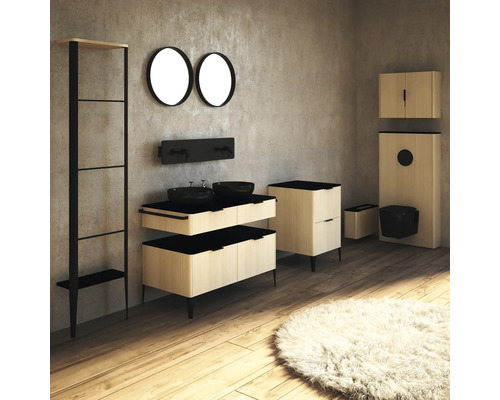 Kúpeľňa s umývadlom, zrkadlami, regálom a toaletou vo svetlom drevenom dekore