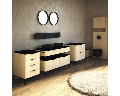 Interiér kúpeľne s umývadlom, zrkadlami, úložnými priestormi a toaletou vo svetlom drevenom dekore a tmavými akcentmi