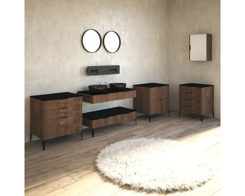 Kúpeľňa s umývadlami, skrinkami, zrkadlami a kobercom