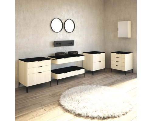 Interiér kúpeľne s umývadlami, zrkadlami a okrúhlym kobercom