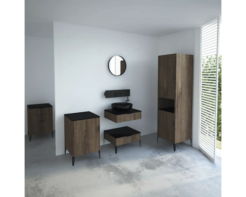 Kúpeľňa s umývadlom, zrkadlom, spodnou skrinkou a vysokou skrinkou