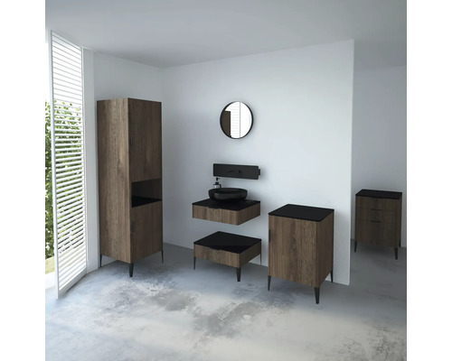 Kúpeľňa s umývadlom, zrkadlom, vysokou skriňou a spodnou skriňou