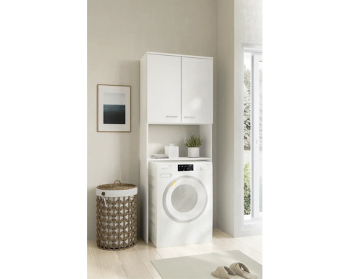 Práčovňa s práčkou, skriňou na bielizeň a košom na bielizeň