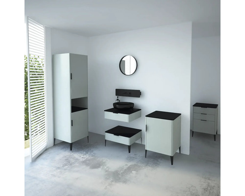 Kúpeľňa s umývadlom, zrkadlom, skrinkou pod umývadlo, vysokou skriňou a komodou