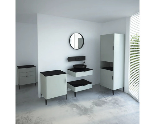 Moderná kúpeľňová súprava s umývadlom, zrkadlom a vysokou skriňou pre štýlové prostredie.