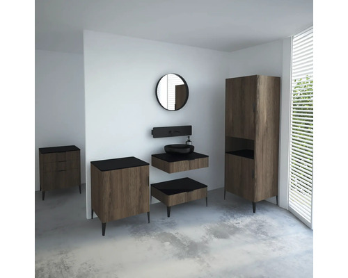 Moderná kúpeľňa s umývadlom, zrkadlom, umývadlovou misou a vysokou skriňou.