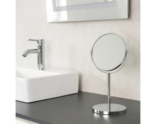 Kozmetické zrkadlo na kúpeľňovom stole s umývadlom a batériou