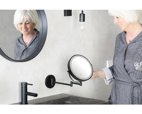 Kúpeľňa s okrúhlym zrkadlom, umývadlovou batériou a kozmetickým zrkadielkom s LED osvetlením