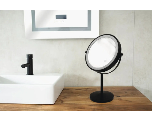 Kozmetické zrkadlo s LED osvetlením na drevenom stole v kúpeľni