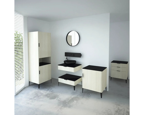 Moderná kúpeľňa s umývadlom, zrkadlom, vysokou skriňou a komodou