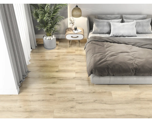 Spálňa so svetlou drevenou podlahou, posteľou, nočným stolíkom a črepníkovou rastlinou