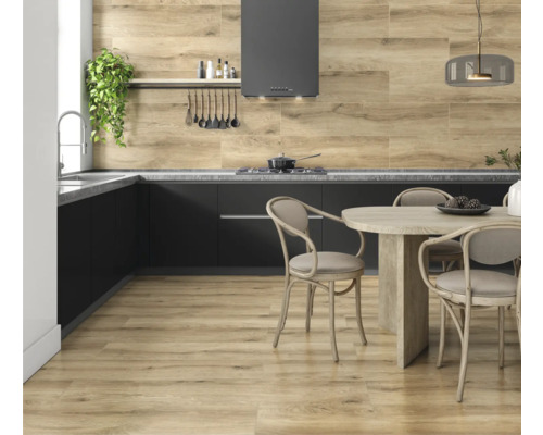 Svetlá, priateľská kuchyňa s drevenou podlahou, kuchynskou linkou a jedálenským stolom so stoličkami