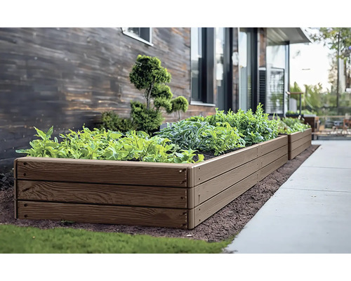 Drevený vyvýšený záhon s rastlinami v záhrade