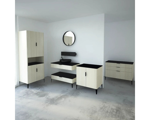 Kúpeľňa s umývadlom, zrkadlom, spodnou skrinkou a vysokou skrinkou