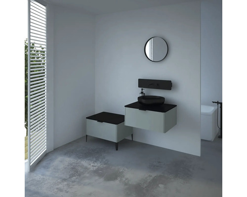 Kúpeľňa s umývadlom, zrkadlom a okennou žalúziou