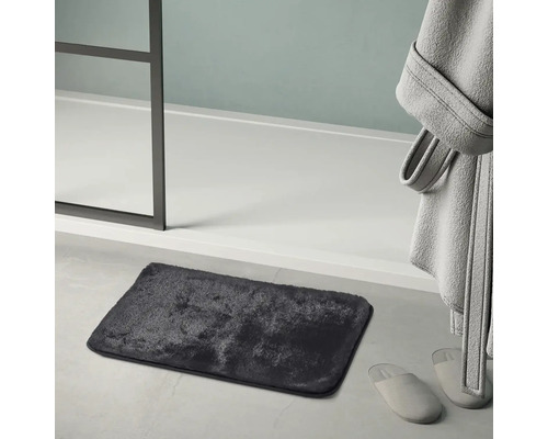 Tmavosivá kúpeľňová predložka vedľa sprchovacieho kúta, županu a papúč