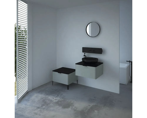 Kúpeľňa s umývadlom, zrkadlom a žalúziami pre jasnú a modernú atmosféru