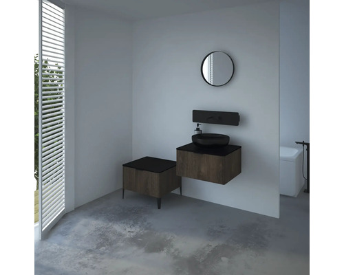 Kúpeľňa s umývadlom, zrkadlom, stoličkou a vaňou