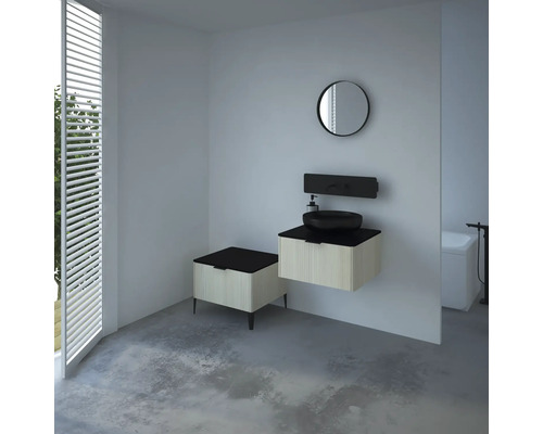 Moderná kúpeľňa s umývadlom, zrkadlom a okennými žalúziami pre svetlú atmosféru