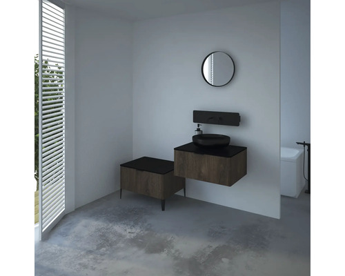 Svetlá kúpeľňa s umývadlom, zrkadlom a oknom so žalúziami