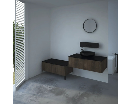 Moderná kúpeľňa s umývadlom, zrkadlom a lavicou