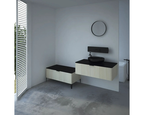 Kúpeľňa s umývadlom, zrkadlom a oknom