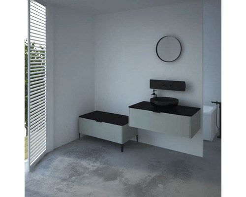 Kúpeľňa s umývadlom, zrkadlom a oknom so žalúziami