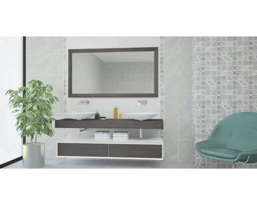 Kúpeľňa s dvojitým umývadlom, zrkadlom a izbovou rastlinou