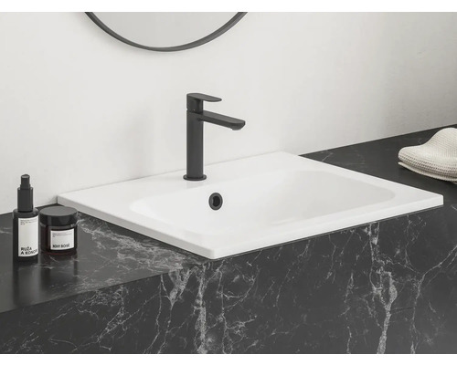 Umývadlo na dosku s čiernou batériou na povrchu s mramorovým vzorom